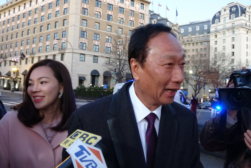 鴻海集團創辦人郭台銘在美東時間5日晚間與妻子曾馨瑩出席白宮耶誕派對。(圖：中央社)