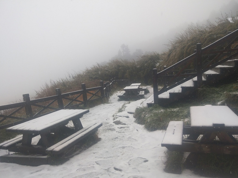 海拔逾3000公尺的雪山三六九山莊6日降下皚皚白雪，戶外桌椅被白雪覆蓋。（布農卡里布灣高山協作提供）