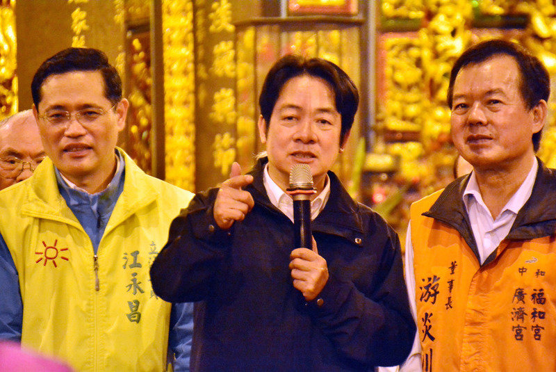 民進黨副總統參選人賴清德（中）6日到新北市中和區為黨籍立委參選人江永昌（左）助選，呼籲鄉親全力支持，一定要讓國會過半。(圖：中央社)