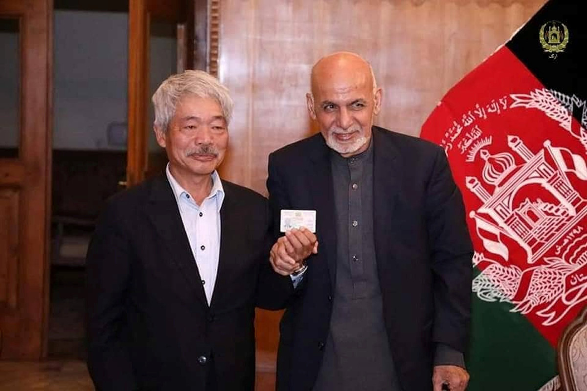 阿富汗總統甘尼(Ashraf Ghani)日前在喀布爾與日本醫師中村哲合影。 (圖:甘尼推特)