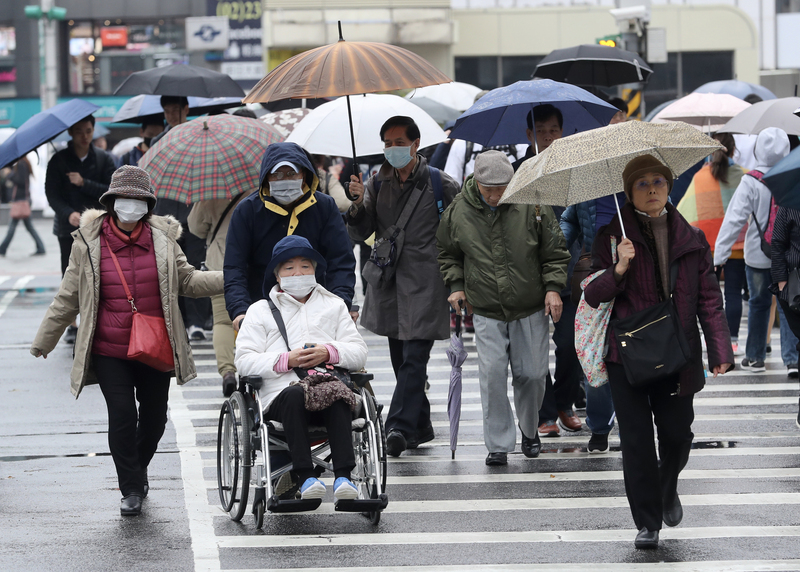 大陸冷氣團發威，中央氣象局7日針對新北市、桃園市、新竹縣市、苗栗縣、金門縣發布低溫黃色燈號警示。(圖：中央社)