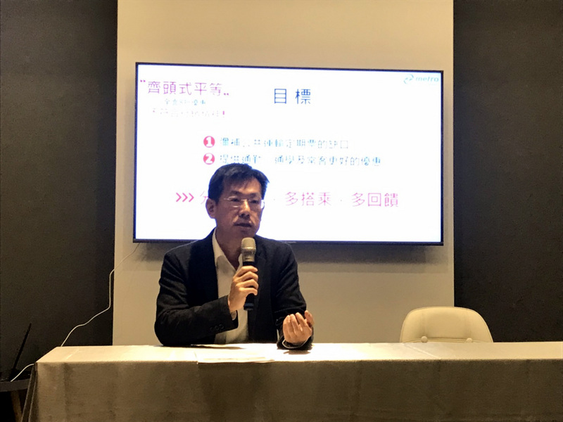 台北捷運企劃處長吳俊佑7日說明依「忠誠度」的北捷優惠現金回饋方案，至於新北對取消8折優惠的疑慮，北捷表示9日會充分溝通。(圖:中央社)