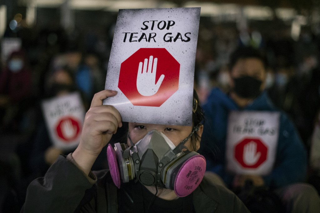 路透：港民近六成支持反送中，贊同港獨者未達二成。圖為日前2萬港人集會中環，關注警方大量發射催淚彈。 (AFP)