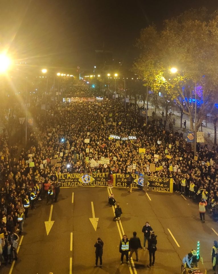 包括瑞典環保少女桑柏格在內數以千計的環保人士6日走上西班牙首都馬德里街頭，要求參與聯合國氣候峰會的世界領袖針對氣候危機採取緊急行動。(圖：桑柏格臉書)