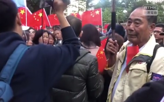 香港建制團體7日中午在灣仔舉辦「愛國護港大集會」，期間至少有6名記者被包圍及推撞。(圖擷自香港電台)