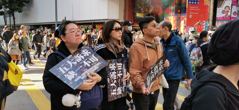 香港民陣8日下午再次號召民眾上街，繼續反送中相關的五大訴求，圖為遊行剛開始，銅鑼灣一帶人潮。(中央社)