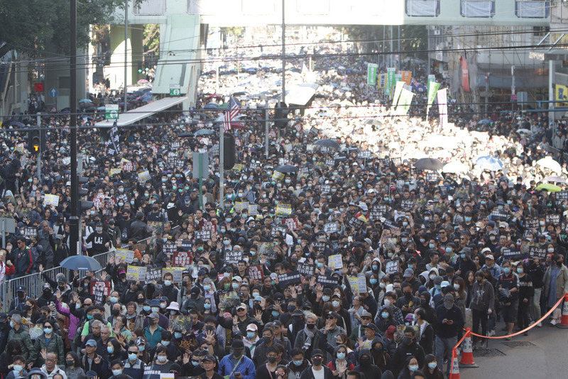 香港泛民主派團體民間人權陣線8日下午3時舉行國際人權日遊行，同時繼續爭取「反送中」運動訴求。圖為遊行人潮從銅鑼灣出發時的景象。（中央社）
