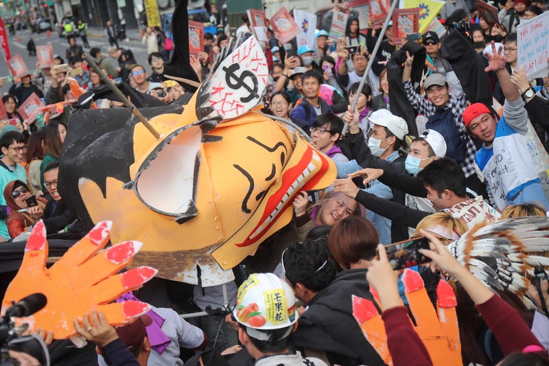 移工大遊行8日在台北登場，下午遊行至勞動部，移工團體打破象徵仲介的道具，訴求「廢除仲介制度，要政府對政府直接聘僱（G2G）」，讓移工免於被仲介剝削。（中央社）