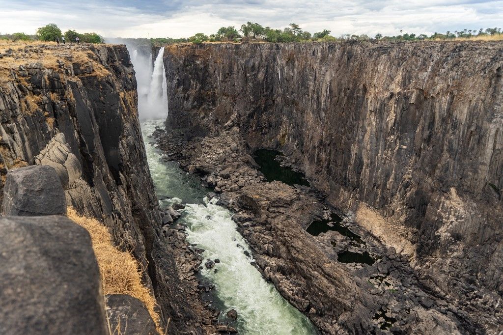 世界最非洲大瀑布維多利亞瀑布(Victoria Falls)成為細流。科學家懷疑是氣候變遷造成瀑布乾涸。(AFP)