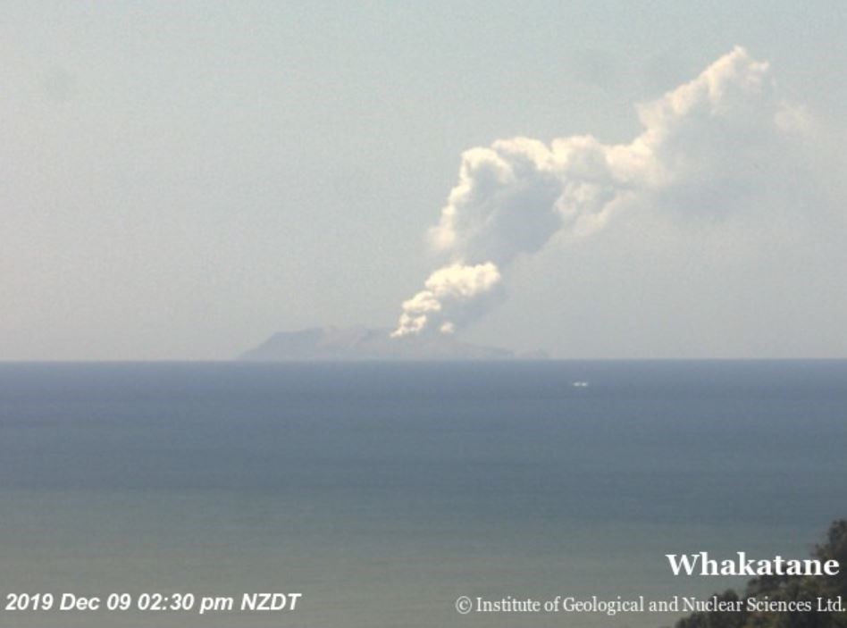 紐西蘭白島火山爆發。(推特)