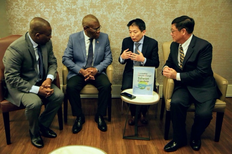 聯合國氣候會議台灣代表團團長環保署長張子敬（右1）與友邦海地的代表晤談。（外交部提供）
