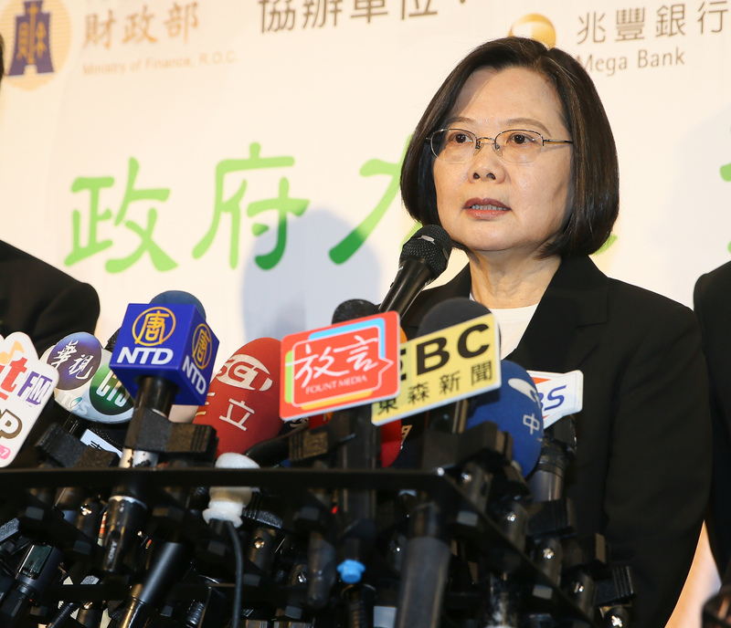 國民黨總統參選人韓國瑜質疑尋求連任的蔡英文總統沒事先請假，利用公務時間跑選舉行程。蔡總統今天在臉書貼文表示，在國政優先的前提下，才會利用空檔的時間，進行選舉。(圖: 中央社)