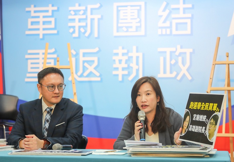 國民黨總統參選人韓國瑜競選辦公室總發言人王淺秋（右）、發言人鄭照新（左）。 (圖:中央社檔案照片)