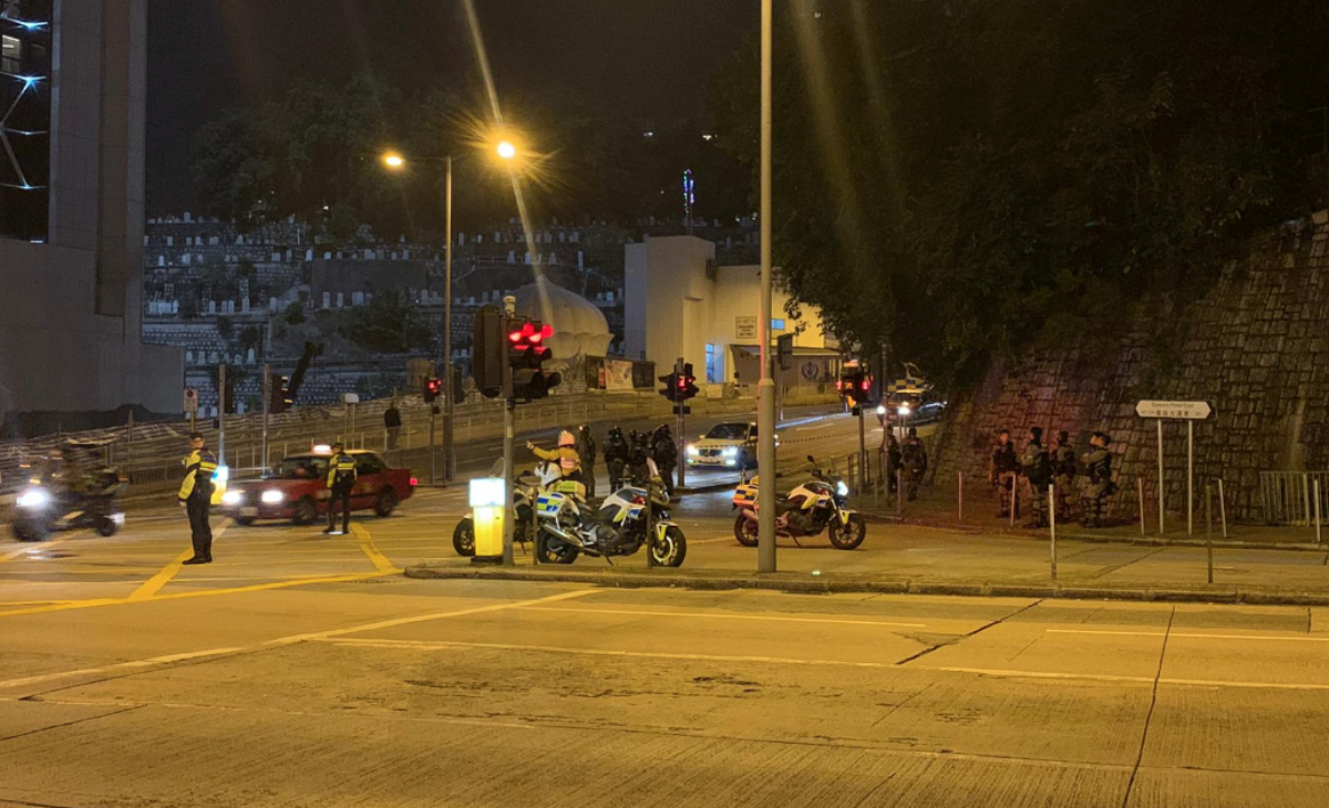 香港灣仔發現可疑物品 爆炸處理人員到場。立場新聞提供