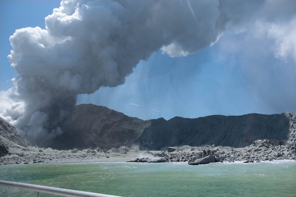 紐西蘭警方表示，白島(White Island)火山今天突然爆發後，截至目前已不太可能有任何生還者，死亡人數可能多達20人。(AFP)