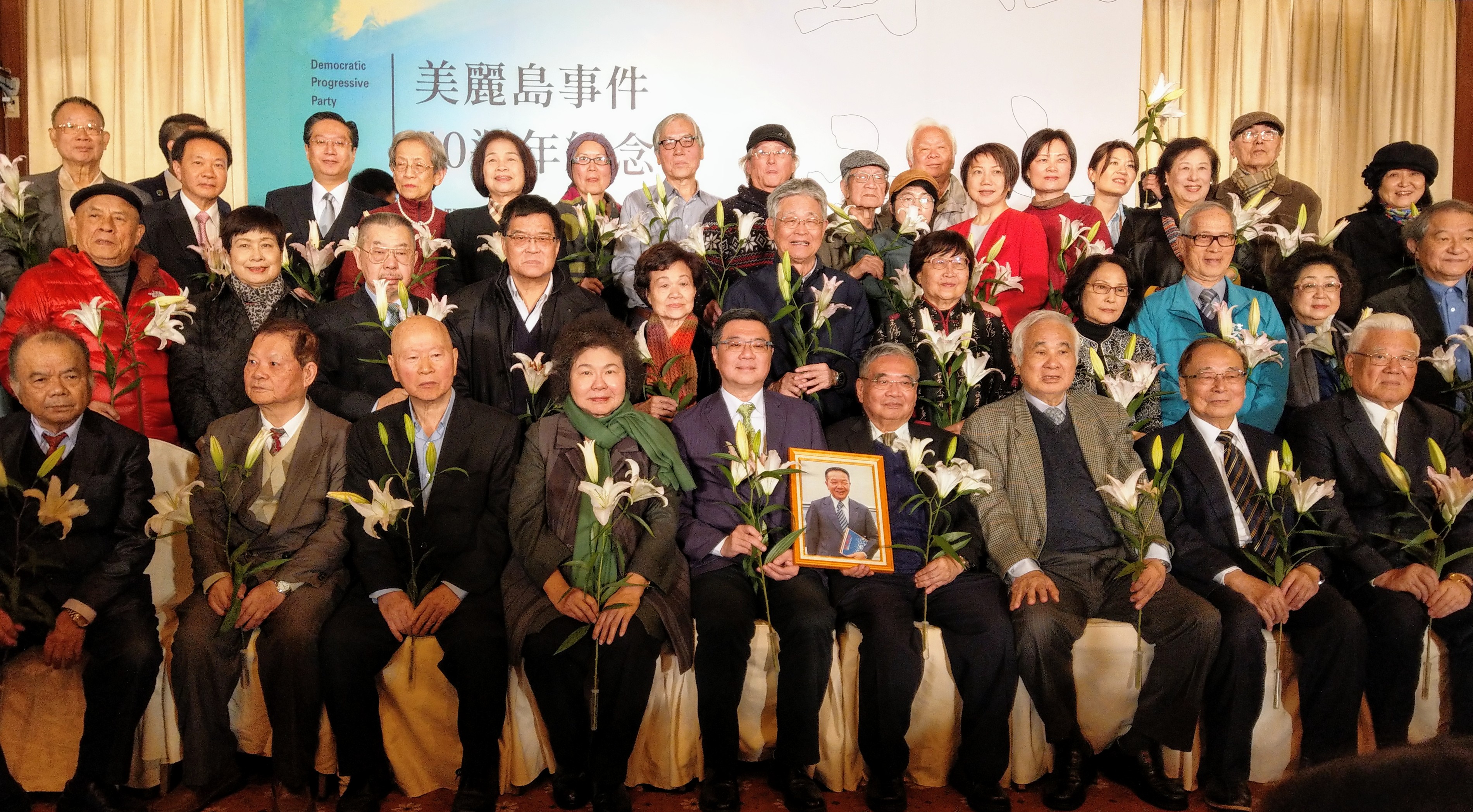 民進黨9日舉行美麗島40週年紀念活動，會後大合影。(劉品希 攝)