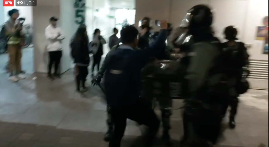 港警與民眾在大埔對罵 警方疑射胡椒球彈。(立場新聞直播畫面)