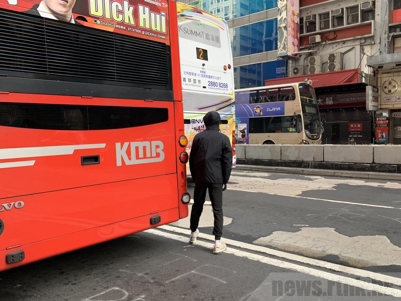 香港網民9日早上發起三罷以及阻塞交通的行動，部分地區有黑衣人按下一輛停泊在交通燈前的巴士車尾「緊急死火掣」，導致巴士停下。（圖: 香港電台）