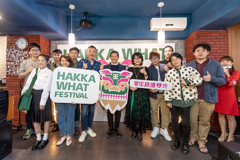 客委會今年首創「HAKKA WHAT FESTIVAL」音樂品牌，結合台鐵新竹內灣支線，以「客庄鉄道時光」為概念，在沿線三大據點搭起不同的舞台，邀請音樂人演出。(客委會提供)