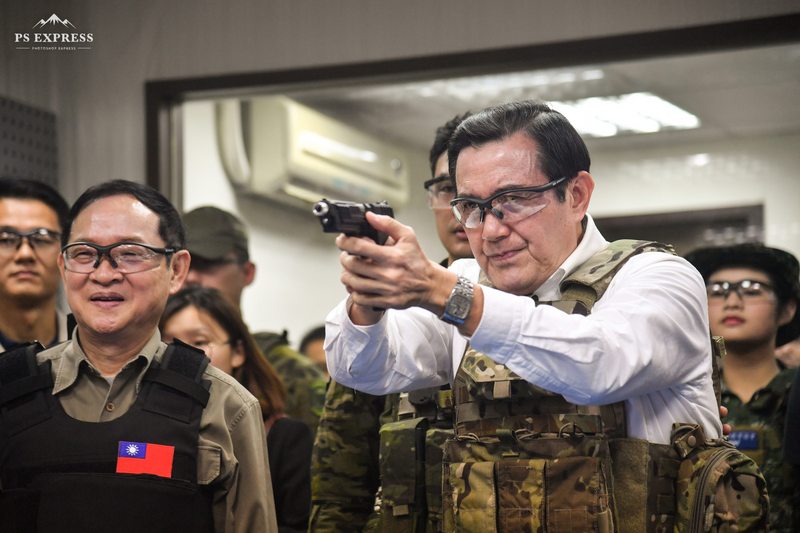 前總統馬英九（前右）10日上午在國民黨立委參選人林郁方（前左）競選總部，體驗生存遊戲玩具槍射擊。(圖:中央社)