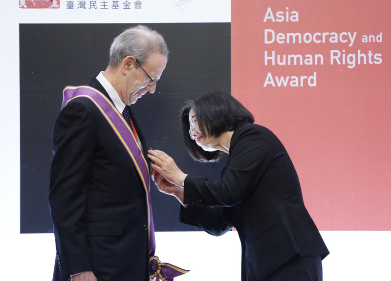 蔡英文總統(右)10日在台北賓館出席「第14屆亞洲民主人權獎頒獎典禮暨授勳」，為美國國家民主基金會執行長葛胥曼(Carl Gershman)(左)掛上大綬景星勳章。(圖：中央社)