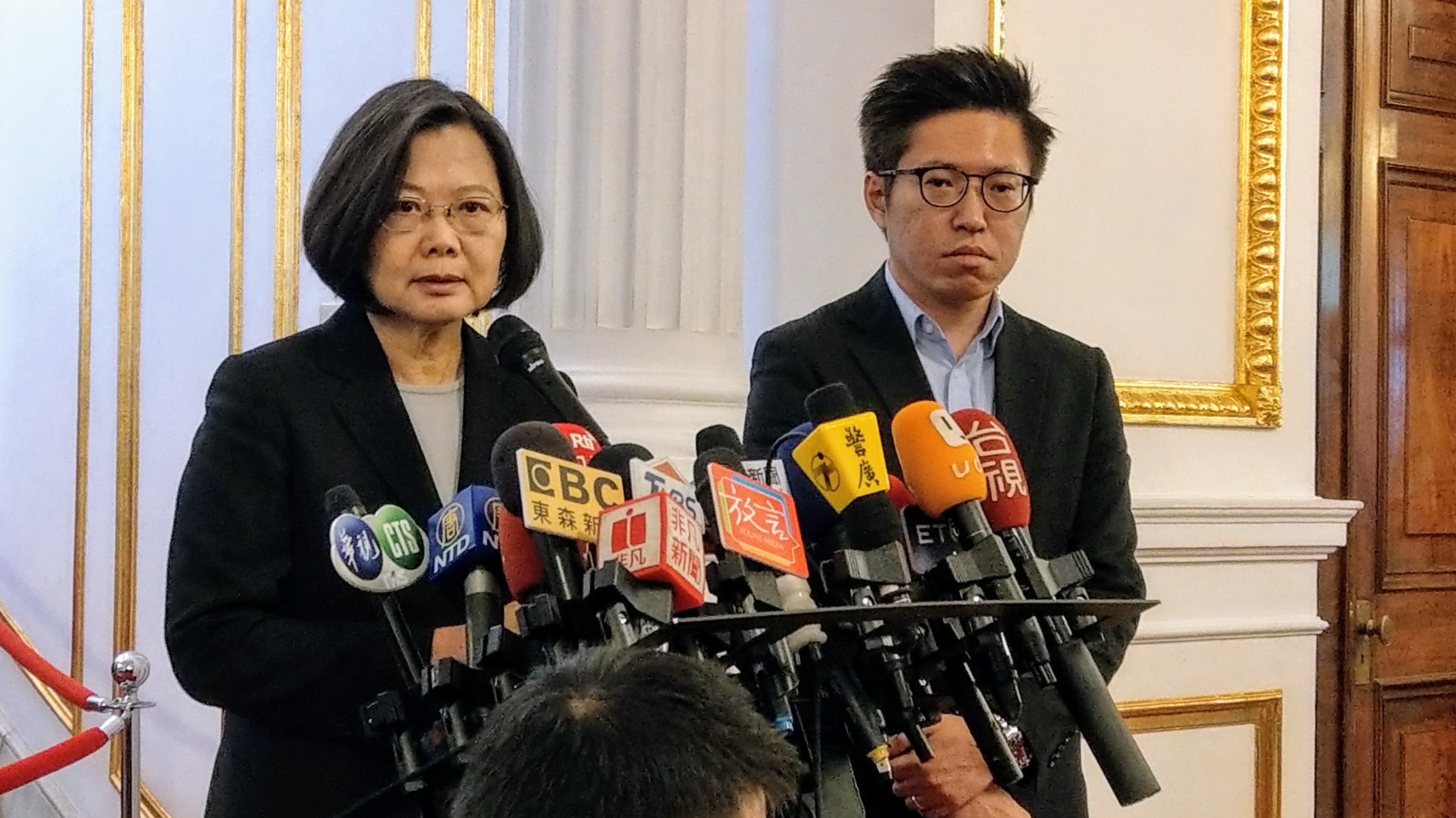 蔡英文總統10日受訪時表示，假訊息多來自韓陣營，都推給政府是不負責任、誤導選民。(歐陽夢萍 攝)
