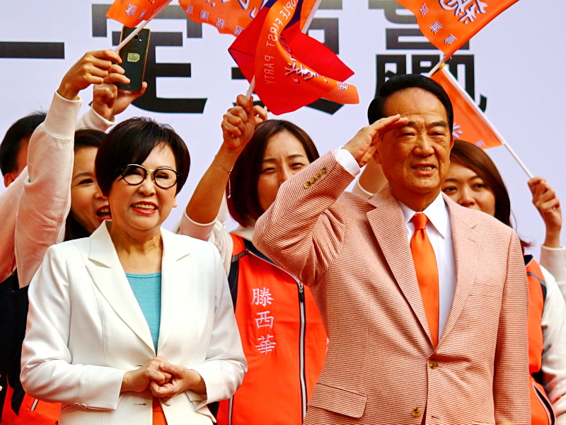 親民黨正副總統候選人宋楚瑜、余湘的競選總部10日在台北開張 (央廣記者王照坤 攝)