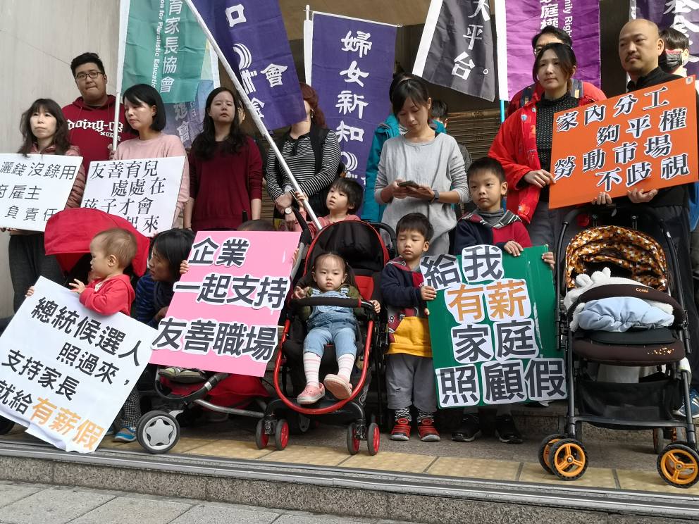 民間團體質疑，藍、綠兩黨競相加碼育兒津貼讓民眾有感，但長期而言，增加津貼會被持續上漲的物價「吃掉」，對家長托育助益有限。(劉玉秋攝）