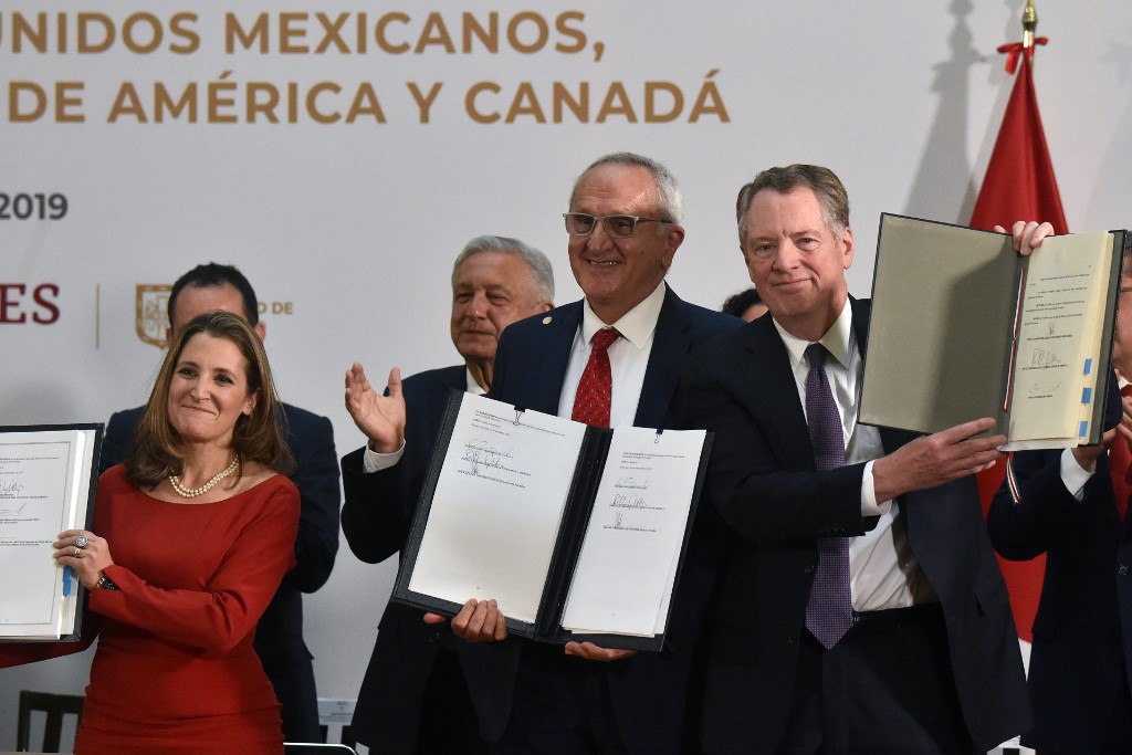 加拿大副總理方慧蘭(Chrystia Freeland,左)、 美國貿易代表萊特海澤(Robert Lighthizer,右)與首席談判代表希德(Jesus Seade,中)，10日在墨西哥首都墨西哥市簽署修訂版「美墨加貿易協定」(USMCA)。 (AFP)