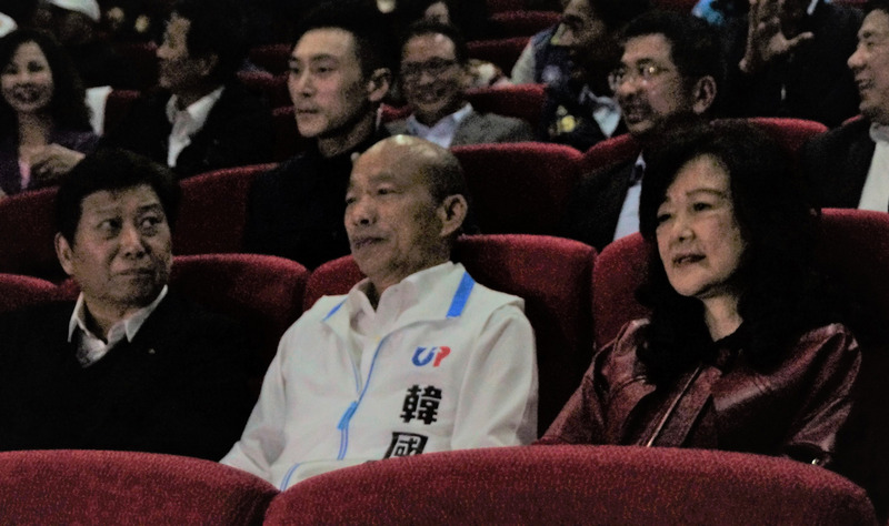 國民黨總統參選人韓國瑜（前中）11日晚間到高雄市一家電影院欣賞由導演王重正執導的愛國電影「祭旗」，以行動力挺國片。(圖:中央社)