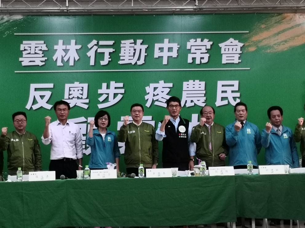 民進黨中常會11日移師雲林，為民進黨現任立委蘇治芬、劉建國拉抬選情。(劉玉秋 攝)