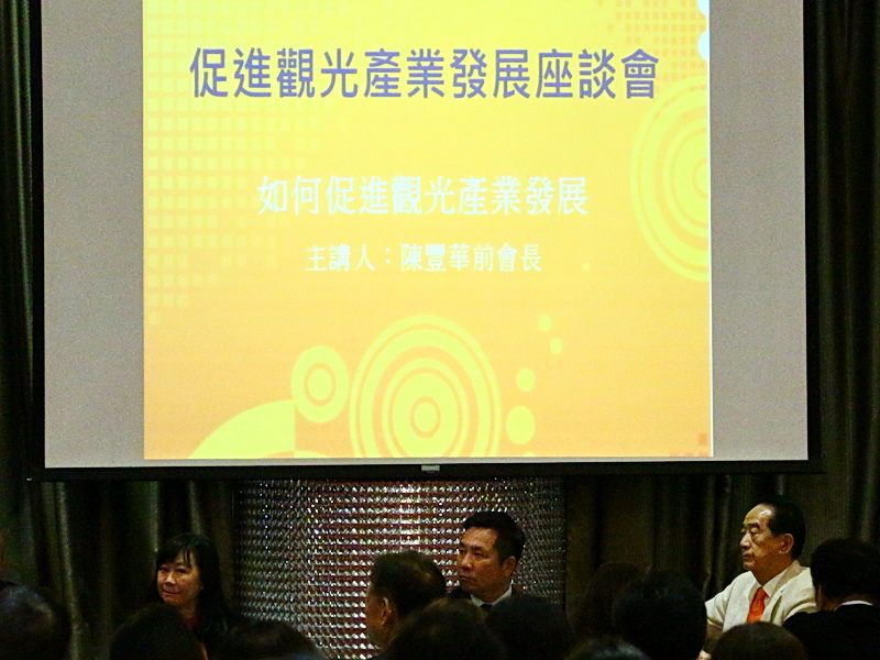 親民黨總統候選人宋楚瑜11日出席「促進觀光產業座談會」，專注聆聽業者意見 (央廣記者王照坤 攝)