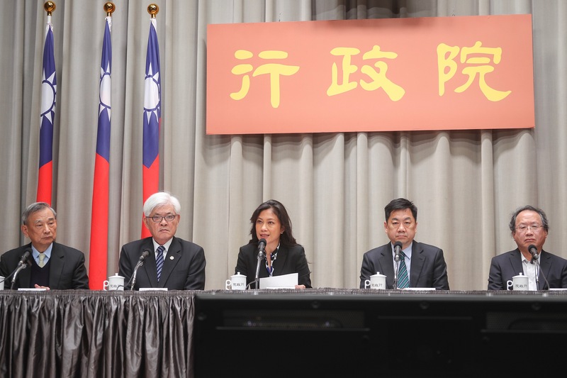 行政院發言人Kolas Yotaka（谷辣斯‧尤達卡）（中）12日主持院會後記者會，中選會主委李進勇（左2）、內政部次長陳宗彥（右2）、法務部次長陳明堂（左）與農委會副主委黃金城（右）出席。(圖：中央社)