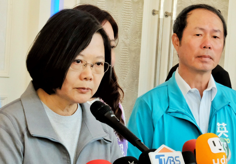 總統蔡英文（左）12日上午出席桃園市2020全國慈惠堂挺小英後援會成立大會，會後受訪時表示，選舉已經進入最後階段，信口開河是不必要的，呼籲所有參選人應回歸理性來選舉，任意的貼標籤及指控都不是該做的事，自己也無以公務資源進行選舉的情事。(圖:中央社)