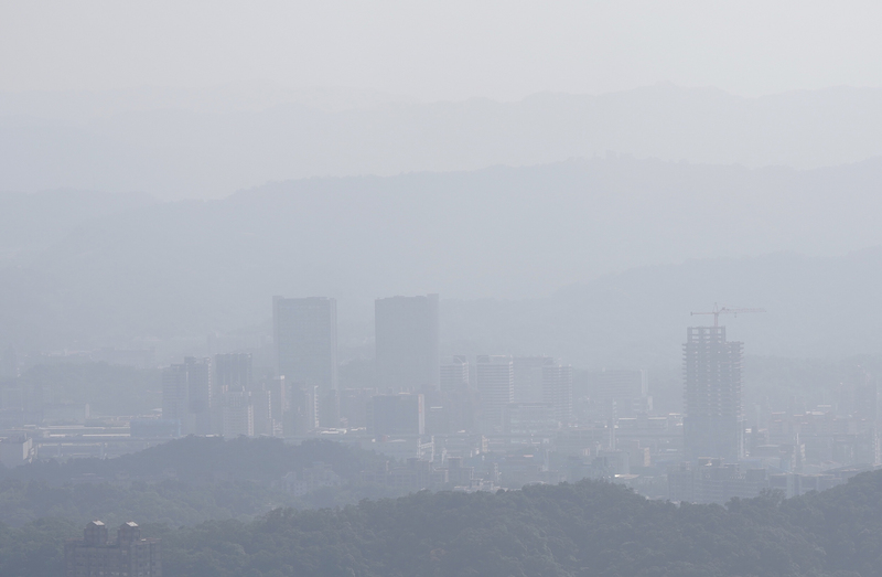 醫師指出，看不見的PM 2.5是寶寶健康的隱形殺手，若吸入PM2.5，恐影響嬰幼兒的智力發展。資料照。(圖：中央社)