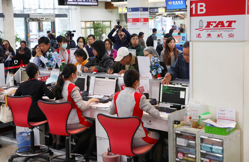 遠東航空無預警宣布13日起暫時停止營運，觀光局初步統計，出、入境受影響人數達3408人。(圖：中央社)