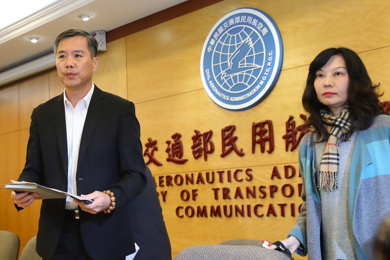 遠東航空無預警宣布13日起停飛，遠航副總經理黃育祺（左）、發言人盧紀融（右）12日召開記者會說明，被問到是否有聯絡上董事長張綱維，兩人表示目前尚未聯絡上。(圖：中央社)