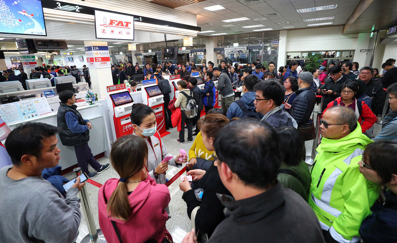遠東航空無預警停飛。導致原定17日開賣的春節離島第二波加班機將延後開放訂位時間。(檔案照片/中央社)