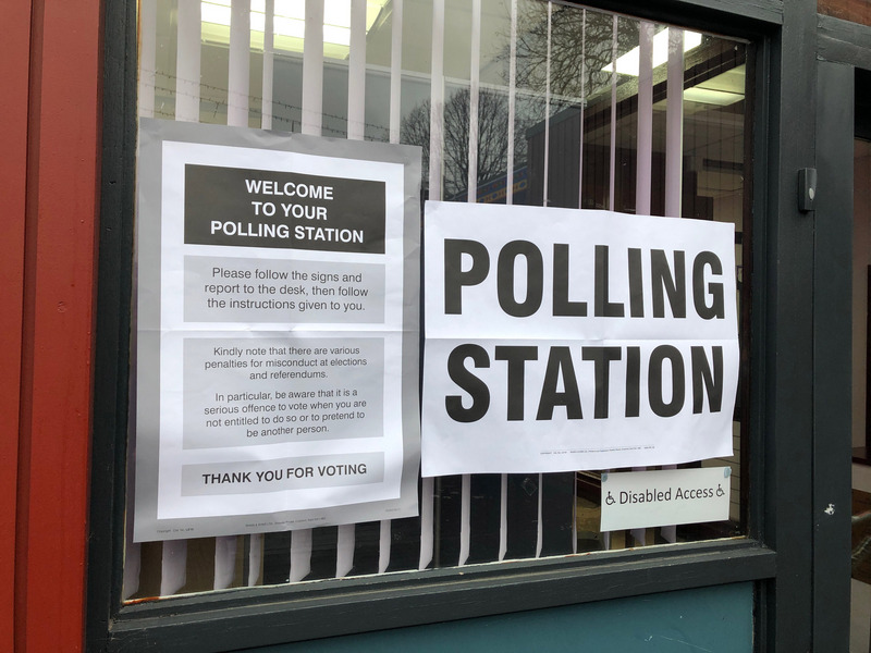 英國下議院大選12日登場，雖然倫敦天氣陰冷，選民依舊抓緊雨停時機出門投票。(圖:中央社)