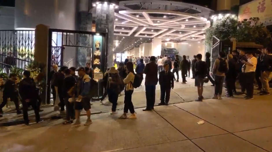 香港科技大學學生周梓樂上個月在將軍澳尚德停車場從高處墜下死亡，家人12日在大圍寶福紀念館為他舉行追悼會。(圖擷自YouTube)