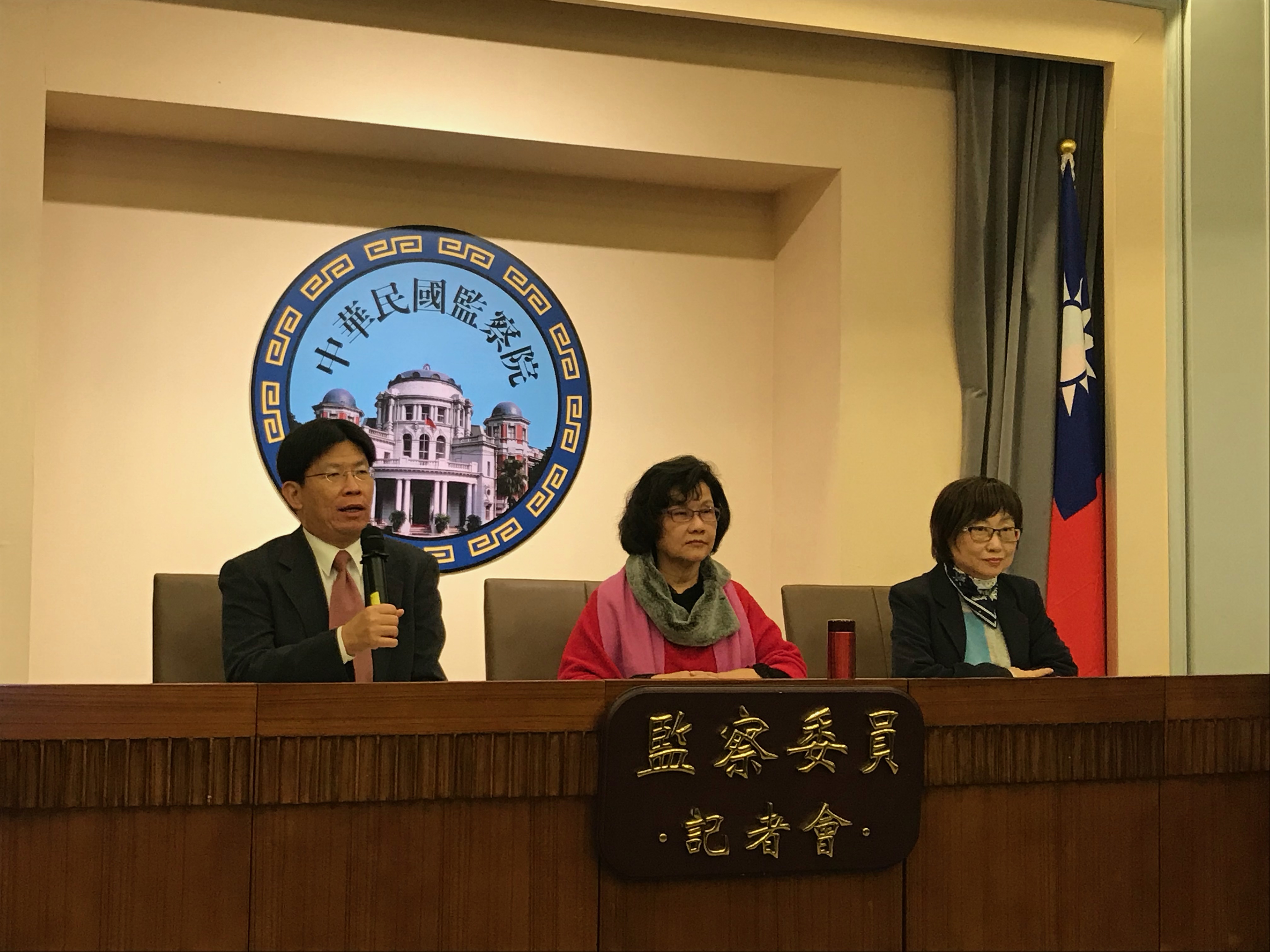 監委王幼玲、高涌誠及楊芳婉舉行記者會指出，法務部矯正署所屬各監所對於有認知障礙的收容人出現違紀行為時，無法提供適切診斷、醫療與支持，而以一般懲罰方式處理，與身心障礙者權利公約（CRPD）等相關規定意旨有違，因此提案糾正法務部及矯正署。(鄭舲攝)