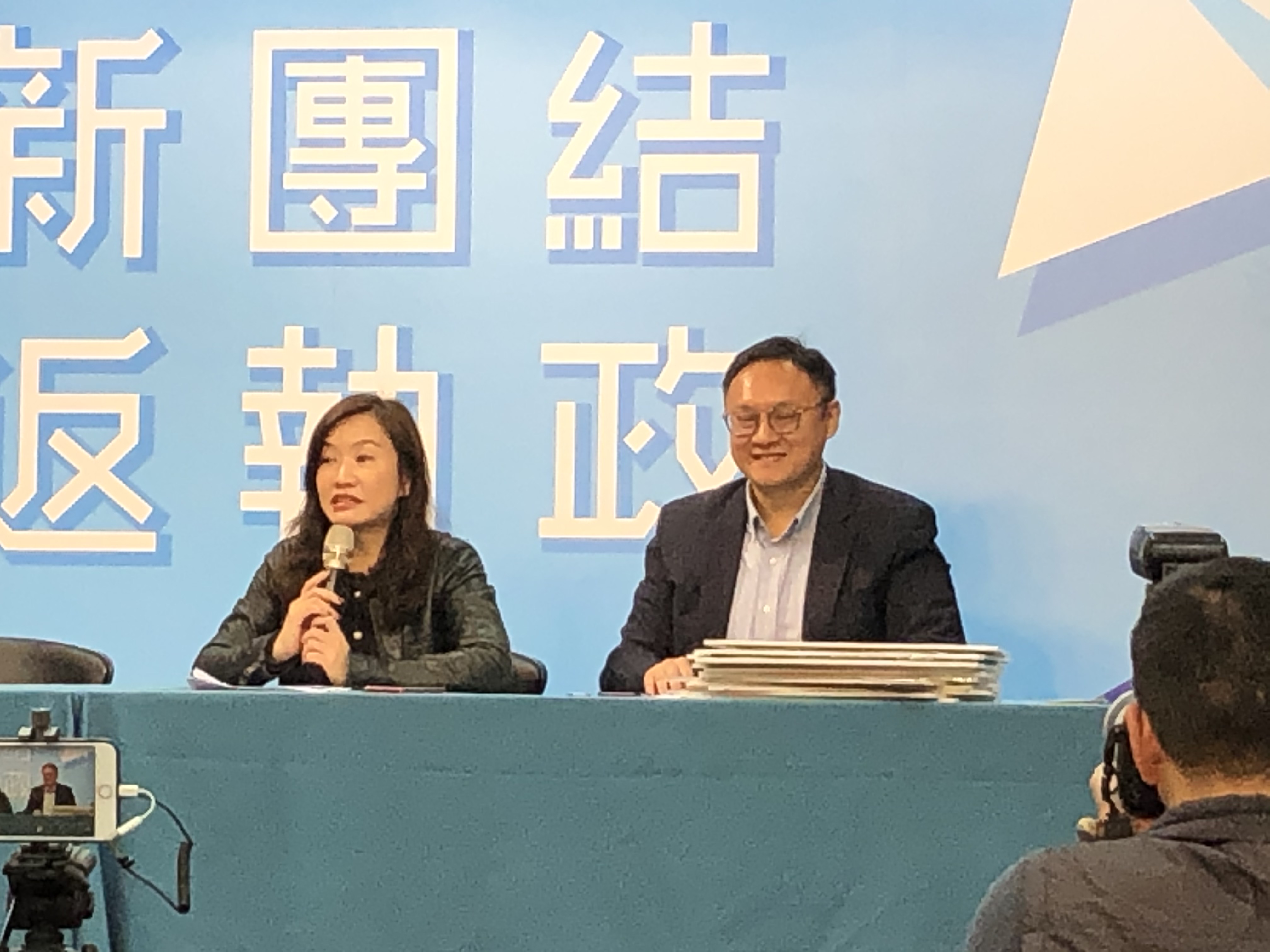 韓國瑜競選辦公室總發言人王淺秋(左)、發言人鄭照新批評蔡政府的能源政策錯誤，拖累全民20年。(劉品希 攝)