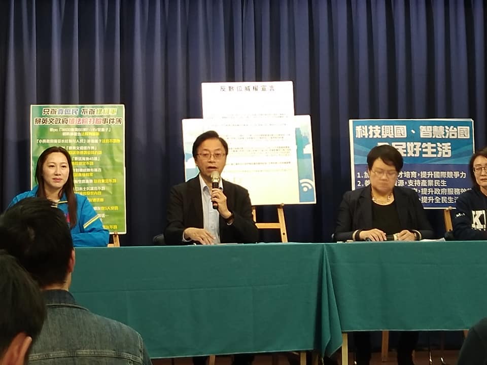 國民黨副總統候選人張善政13日收回前一天指蔡英文總統沒有生過小孩的說法，強調他的重點是希望政府能體會來台灣前半年就懷孕的新住民父母的心情，讓她們也能享有健保照顧。(王韋婷攝)