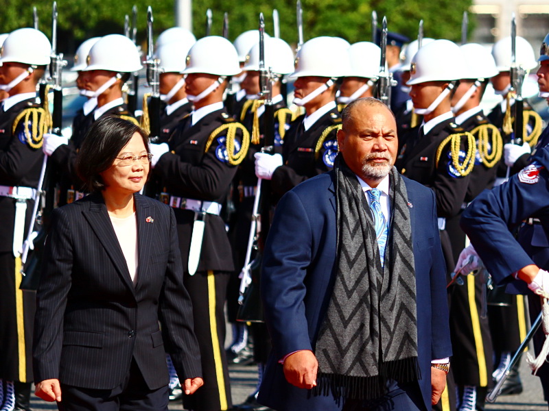 蔡英文總統以隆重軍禮歡迎太平洋友邦諾魯總統安格明(Lionel Aingimea，右) (央廣記者王照坤 攝)