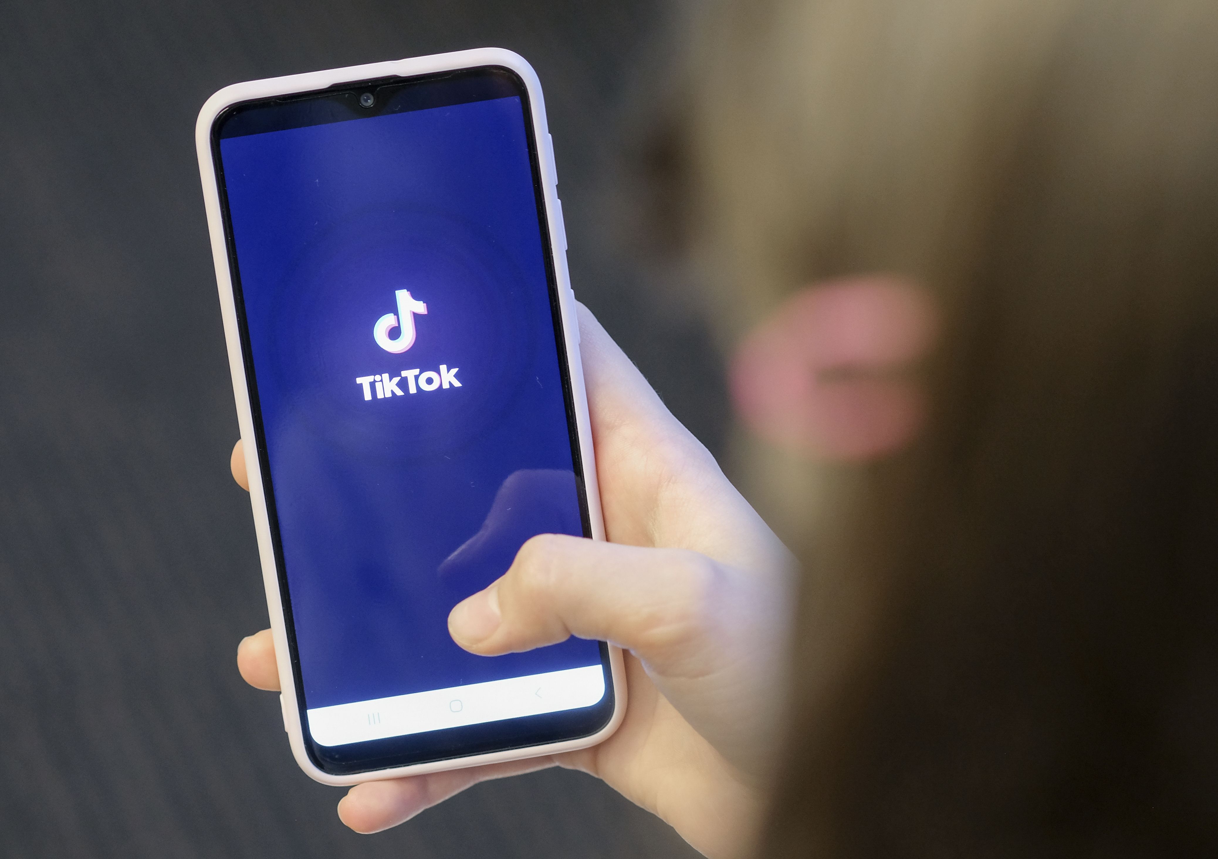 澳洲政府正在對深受年輕人歡迎、中國公司擁有的社群媒體TikTok(又稱海外版抖音)進行廣泛的安全問題審查，包括其潛在的外國影響力介入問題和數據隱私問題。(美聯社/達志影像)