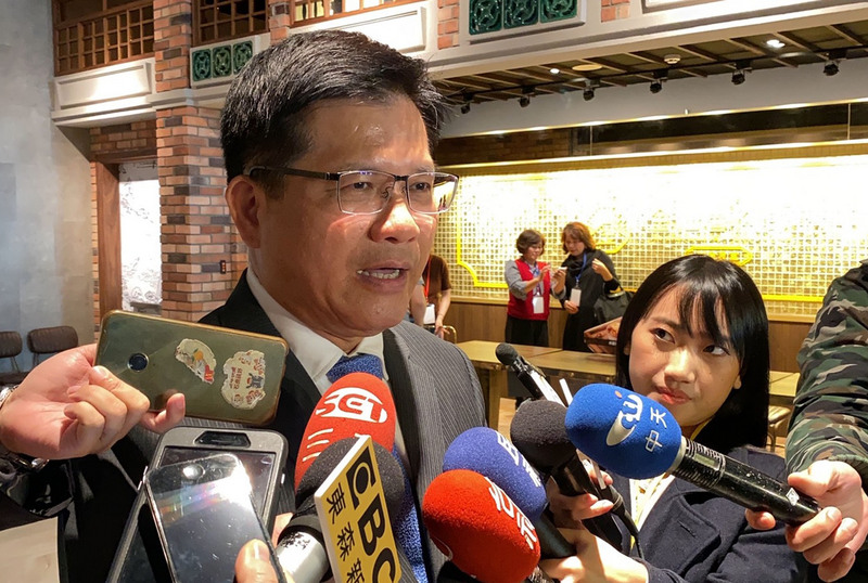 交通部長林佳龍（左）14日表示，遠東航空依法須對停飛並「解釋成烏龍」陳述意見，18日前民航局會根據陳述再進一步判斷，但不是說現在可通融放寬標準。