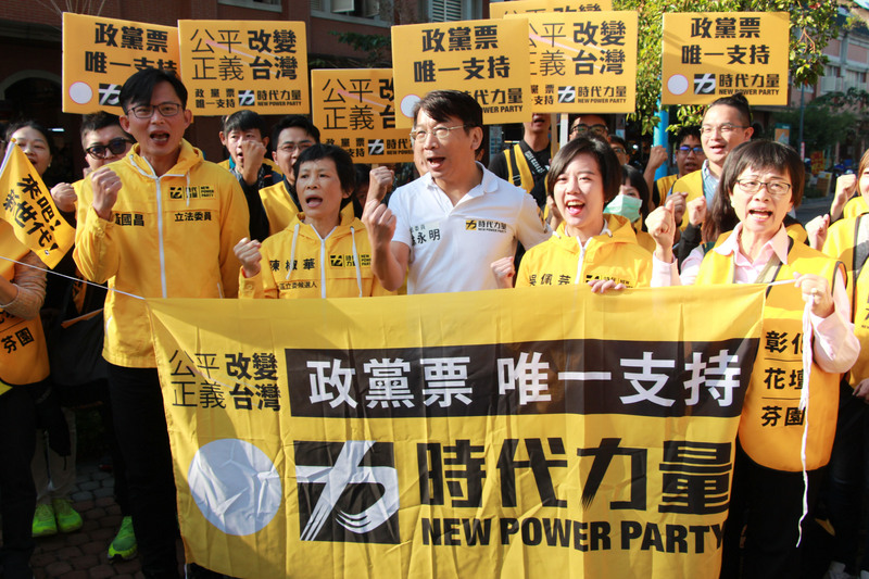 時代力量黨主席徐永明（前中）與不分區立委參選人，14日到台中新建國市場掃街拜票，徐永明表示，目標10%的政黨票，讓不分區有4到5席的空間，有信心可以將立委黃國昌（前左）繼續留在立法院。(圖：中央社)
