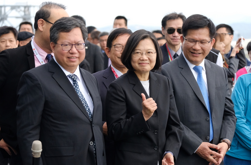 桃園國際機場第二航廈戶外觀景台14日上午對外開放，總統蔡英文（前中）由桃園市長鄭文燦（前左）、交通部長林佳龍（前右）等人陪同參觀，豎起大拇指喊讚。(圖：中央社)