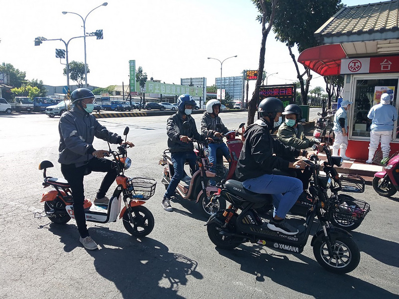 交通部14日預告修正「道路交通管理處罰條例」部分條文草案，規範電動自行車須掛牌，違者可罰新台幣1200元至3600元。(圖：中央社)