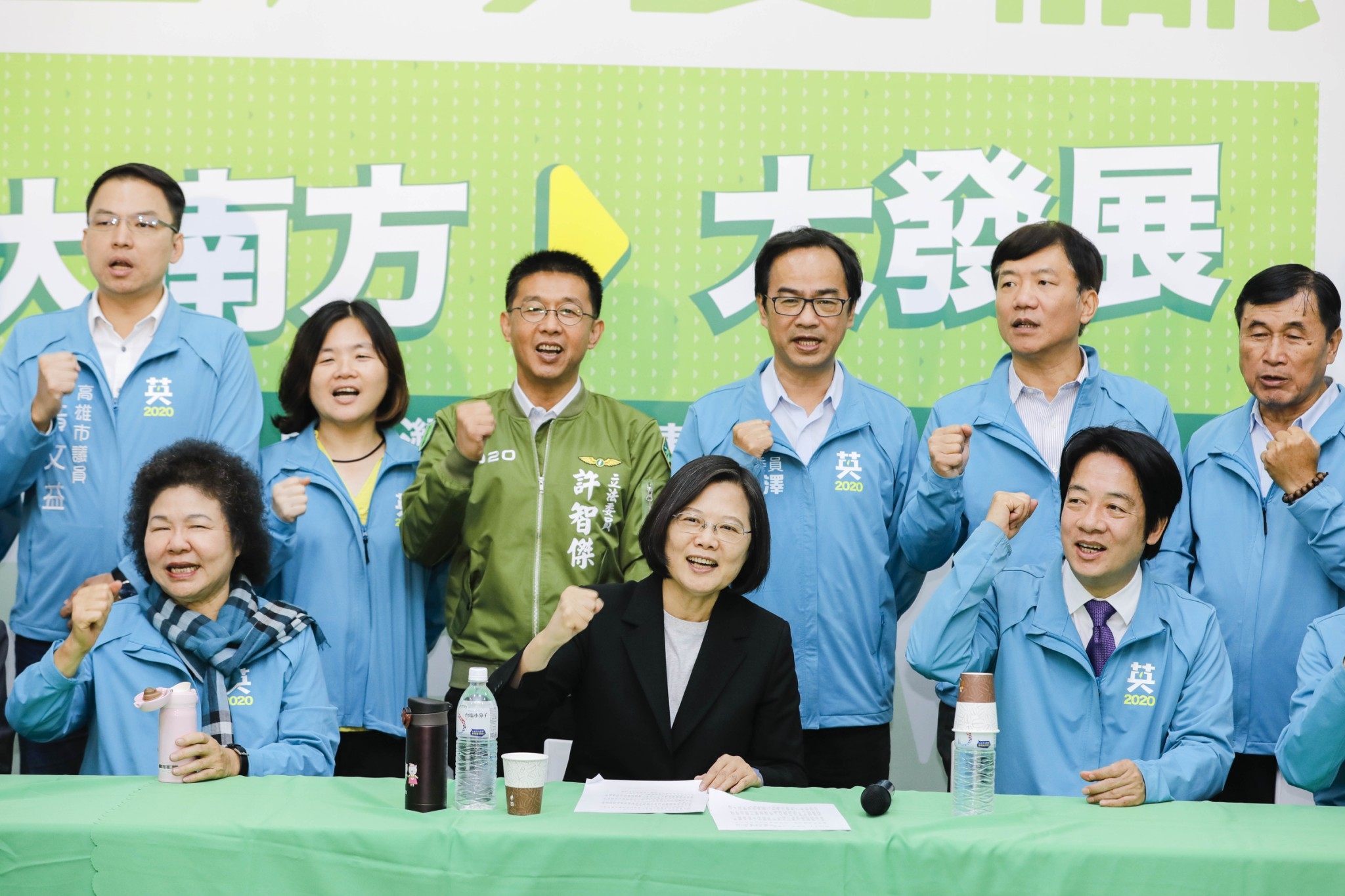 蔡英文總統與副手賴清德在高雄宣布「大南方、大發展計畫」，將以聚落、交通、產業、觀光四大策略，推動區域均衡發展（圖：蔡英文2020競選辦公室提供）
